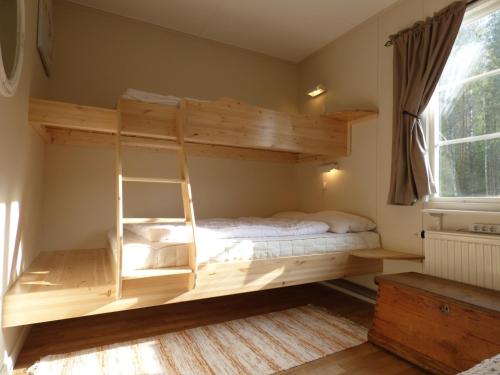 מיטה או מיטות קומותיים בחדר ב-Nya Skogsgården Hostel