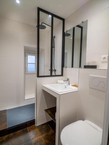 une salle de bain blanche avec des toilettes et un lavabo dans l'établissement Appartement centre de Cannes, à Cannes
