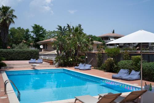 Bazén v ubytovaní La casa di Masina - A surrounded garden Villa - alebo v jeho blízkosti
