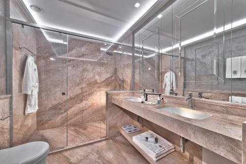 y baño con 2 lavabos y ducha. en Hotel President Terme en Abano Terme