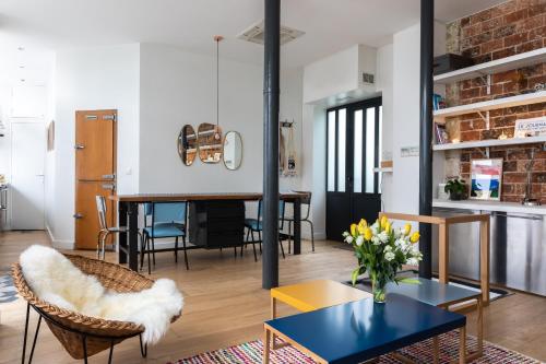 un salon avec une table et des chaises dans l'établissement Fabulous Design Loft - High Marais/République, à Paris