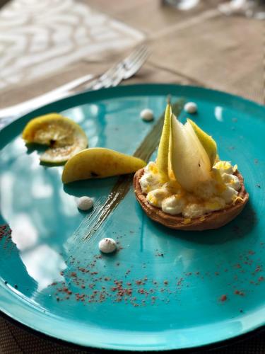 a blue plate with a piece of bread with a fruit dessert at Hotel Villa San Giorgio in Poggibonsi