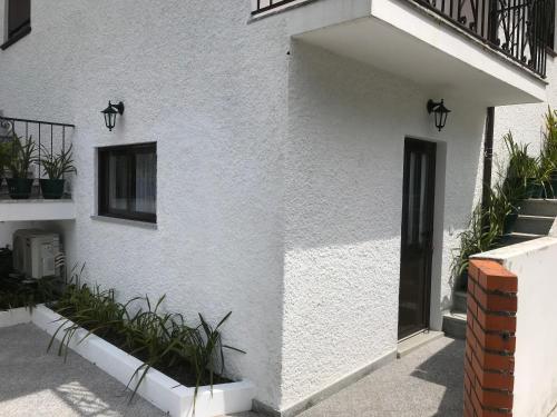 a white building with plants on the side of it at Casa Dos Cabecinhos in Paradamonte