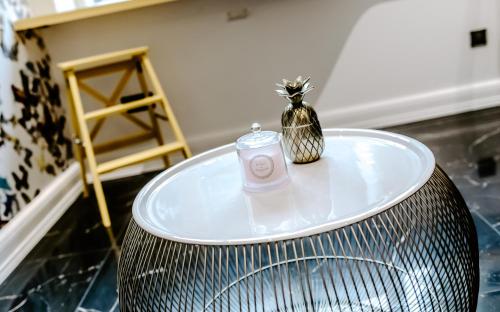 a round table with a candle on top of it at Studio les Parmentiers in Metz