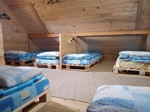 Planinski dom "Tornik" Zlatibor tesisinde bir odada yatak veya yataklar