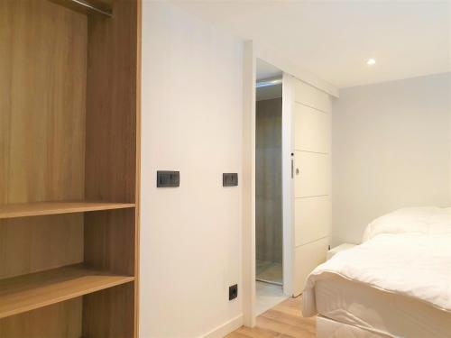 - une chambre avec des murs blancs, un lit et un placard dans l'établissement DUPLEX BALCON CENTRE MER 207, à Nice