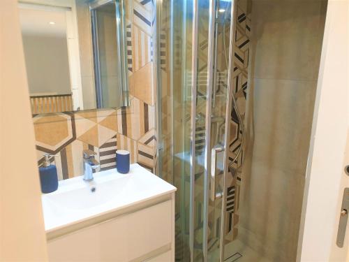 une salle de bain avec une douche, un lavabo et des toilettes dans l'établissement DUPLEX BALCON CENTRE MER 207, à Nice