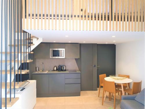 une cuisine et une salle à manger avec une table et un escalier dans l'établissement DUPLEX BALCON CENTRE MER 207, à Nice