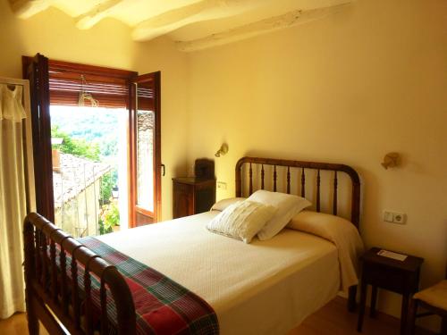 a bedroom with a large bed with a window at Casa Rural Vilaspasa, alquiler integro in Gotarta