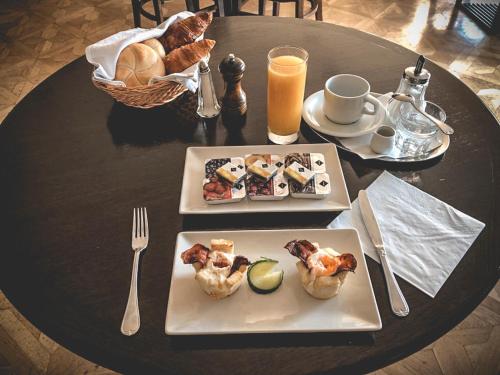 Una mesa con dos platos de comida encima. en Restaurant Pansion Wien, en Čierny Brod