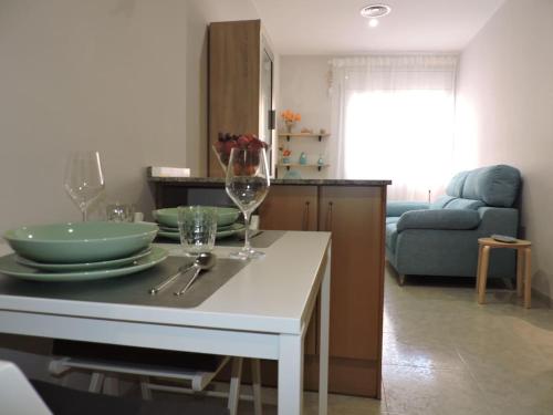 - un salon avec une table et des verres à vin dans l'établissement Carrer Sant Pere Pescador 20, à Blanes