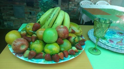 a plate of fruit on top of a table at Villa Evelia in Aquitania