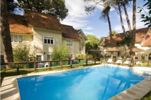 Bazén v ubytování Carilo Cottage nebo v jeho okolí