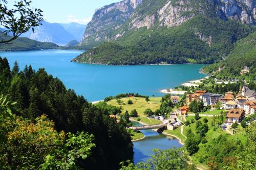 a view of a lake in the mountains at Agriturismo Ai Castioni in Molveno