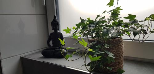 a statue sitting on a counter next to a plant at Ferienwohnung Kriemhild in Xanten