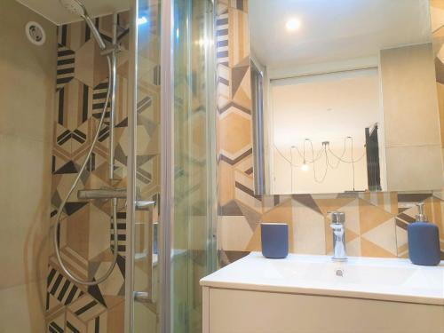 une salle de bain avec une douche, un lavabo et un miroir dans l'établissement DUPLEX BALCON CENTRE MER 206, à Nice