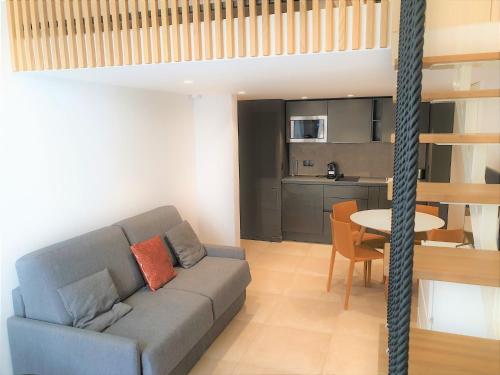 un salon avec un canapé et une table dans l'établissement DUPLEX BALCON CENTRE MER 206, à Nice