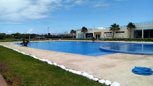 uma grande piscina em frente a um edifício em Dar Lazraq em Sidi Rahal