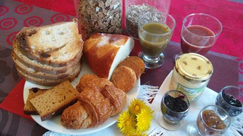 - une assiette de pain et de viennoiseries sur une table dans l'établissement Casteljosse - nature calme et sérénité, à Viala-du-Tarn