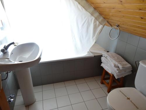 a bathroom with a sink and a toilet and a window at Hostal Casa Laplaza in San Juan de Plan