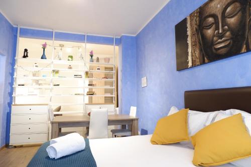 ローマにあるThe Blue Strawberry House in San Giovanni Romaのベッドルーム1室(ベッド1台、デスク付)