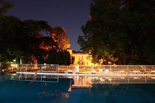 Bazén v ubytování camping rochecondrie nebo v jeho okolí