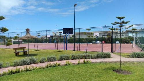 Tenis a/nebo squash v ubytování Dar Lazraq nebo okolí