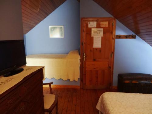 Zimmer mit einem Schlafzimmer mit einem Bett und einer Tür in der Unterkunft Hostal Casa Laplaza in San Juan de Plan