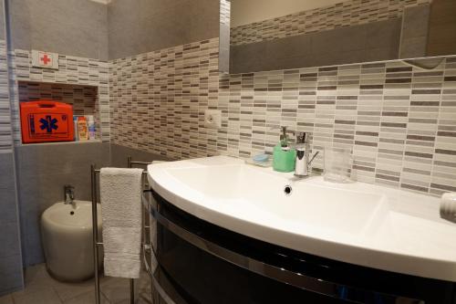 A bathroom at The Blue Strawberry House in San Giovanni Roma