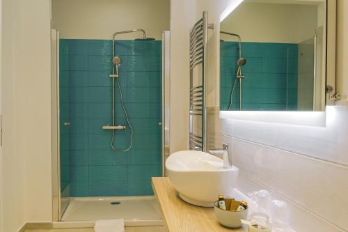 bagno con lavandino e doccia di Guest Home RoSe a Giardini Naxos