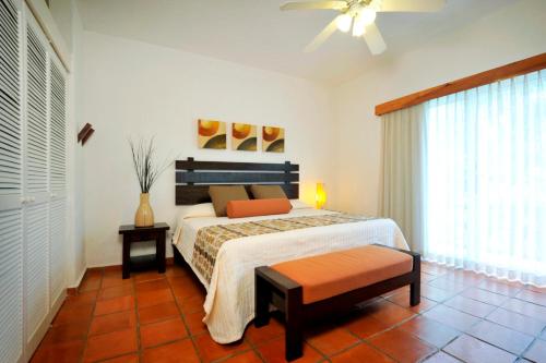 a bedroom with a bed and a ceiling fan at Las Palmas Condominio in Playa del Carmen