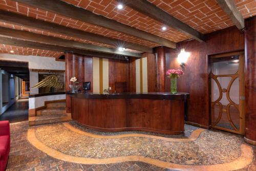 a lobby with a reception desk in a building at Plaza Magnolias Suites in San Cristóbal de Las Casas