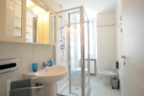een badkamer met een wastafel en een glazen douche bij GIARDINO IN CITTA; CENTRALISSIMO in Sanremo