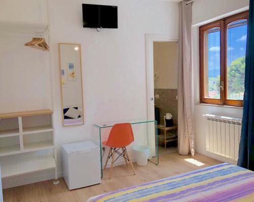 een slaapkamer met een bed en een glazen tafel bij Mondello Beach - Rooms By The Sea in Mondello
