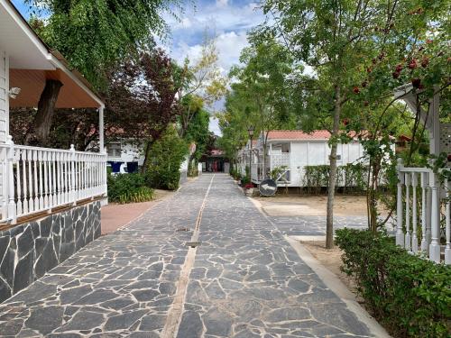 Photo de la galerie de l'établissement Bungalows & Albergue La Playa, à Logroño