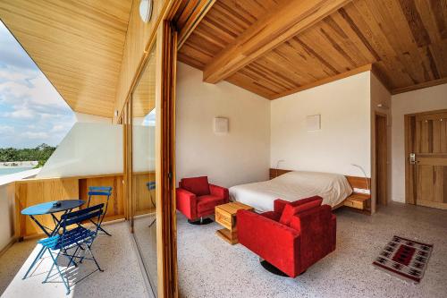 プリシュティナにあるHotel Gracanicaのベッドルーム1室(ベッド1台、椅子2脚、テーブル付)