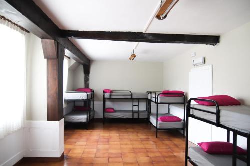 ein Zimmer mit einem Haufen Etagenbetten in der Unterkunft Albergue de Peregrinos Gerekiz in Morga