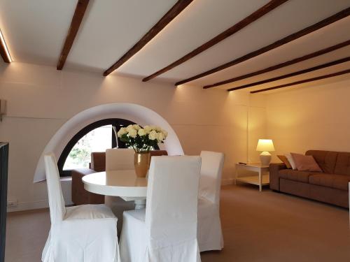 a living room with a white table and chairs at CharmeRooms Villa Moroni in Stezzano