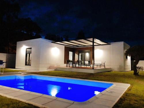 una casa con una piscina azul frente a ella en Chalet Mia Sear Areas, en Sanxenxo