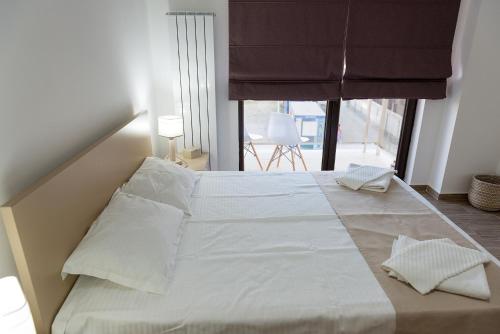ママイア・ノルドにあるTrS Apartments 2の窓付きの客室で、白い大型ベッド1台が備わります。