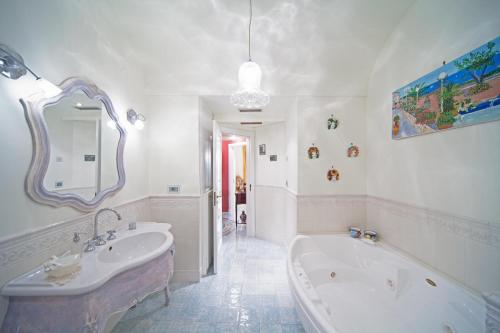 Bilik mandi di Villa Li Galli