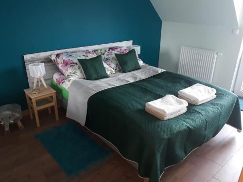 Łóżko lub łóżka w pokoju w obiekcie Mazurskie Klimaty Tatarak