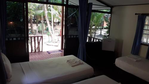 A bed or beds in a room at Moonhut Bungalows