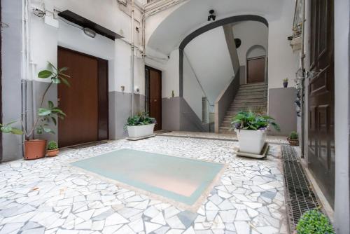 un patio con piscina en el centro de un edificio en Chiaia Relax, en Nápoles
