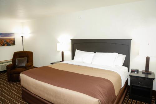 Postel nebo postele na pokoji v ubytování Billings Hotel & Convention Center