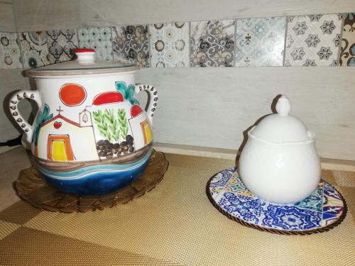 a tea pot and a teapot on a table at Casa Vacanze LIBERTY in Licata