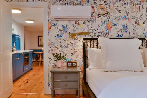 una camera con letto e tavolo con comodino di Union Street Inn a Nantucket