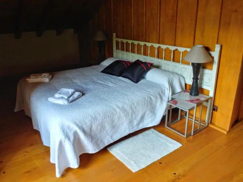 Katil atau katil-katil dalam bilik di Trisileja en Novales
