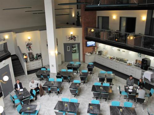 Un restaurante o sitio para comer en Best Western Laval-Montreal & Conference Centre
