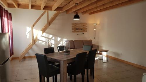 - une salle à manger avec une table, des chaises et un canapé dans l'établissement Au Moulin de Rotteleux, à Senarpont